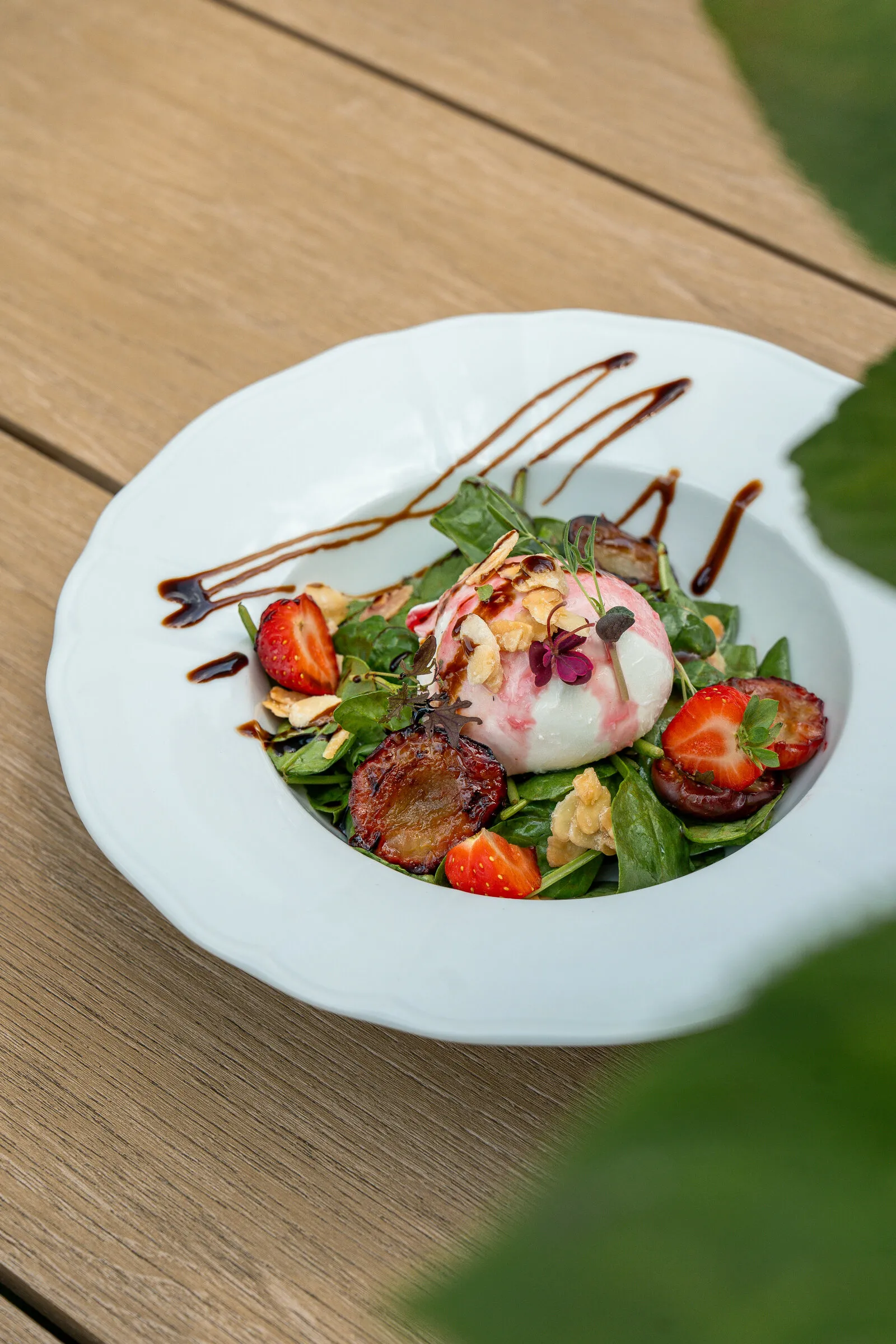Mozzarella di Bufala ze szpinakiem i truskawkami w ÉTÉ